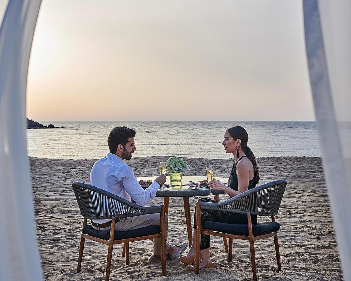 Four Seasons Hotel Alexandria At San Stefano Zewnętrze zdjęcie Beachfront dining at the resort