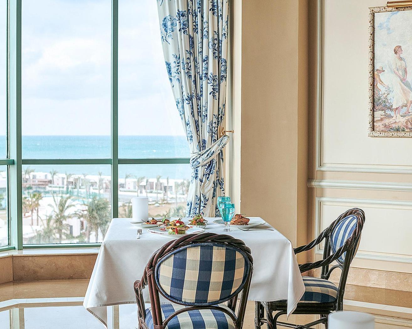 Four Seasons Hotel Alexandria At San Stefano Zewnętrze zdjęcie The dining room at the hotel