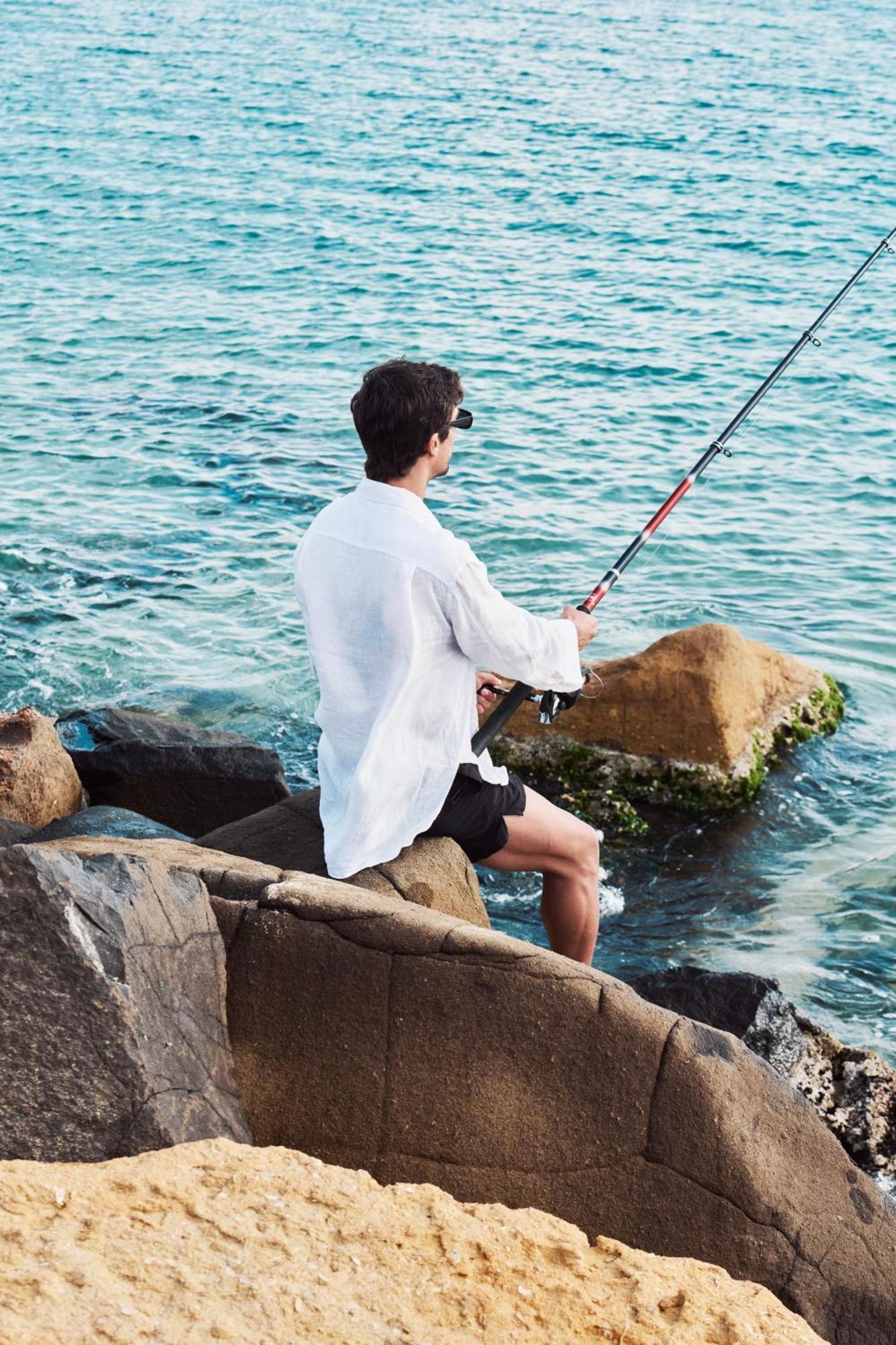 Four Seasons Hotel Alexandria At San Stefano Zewnętrze zdjęcie A fisherman wearing a long-sleeved shirt