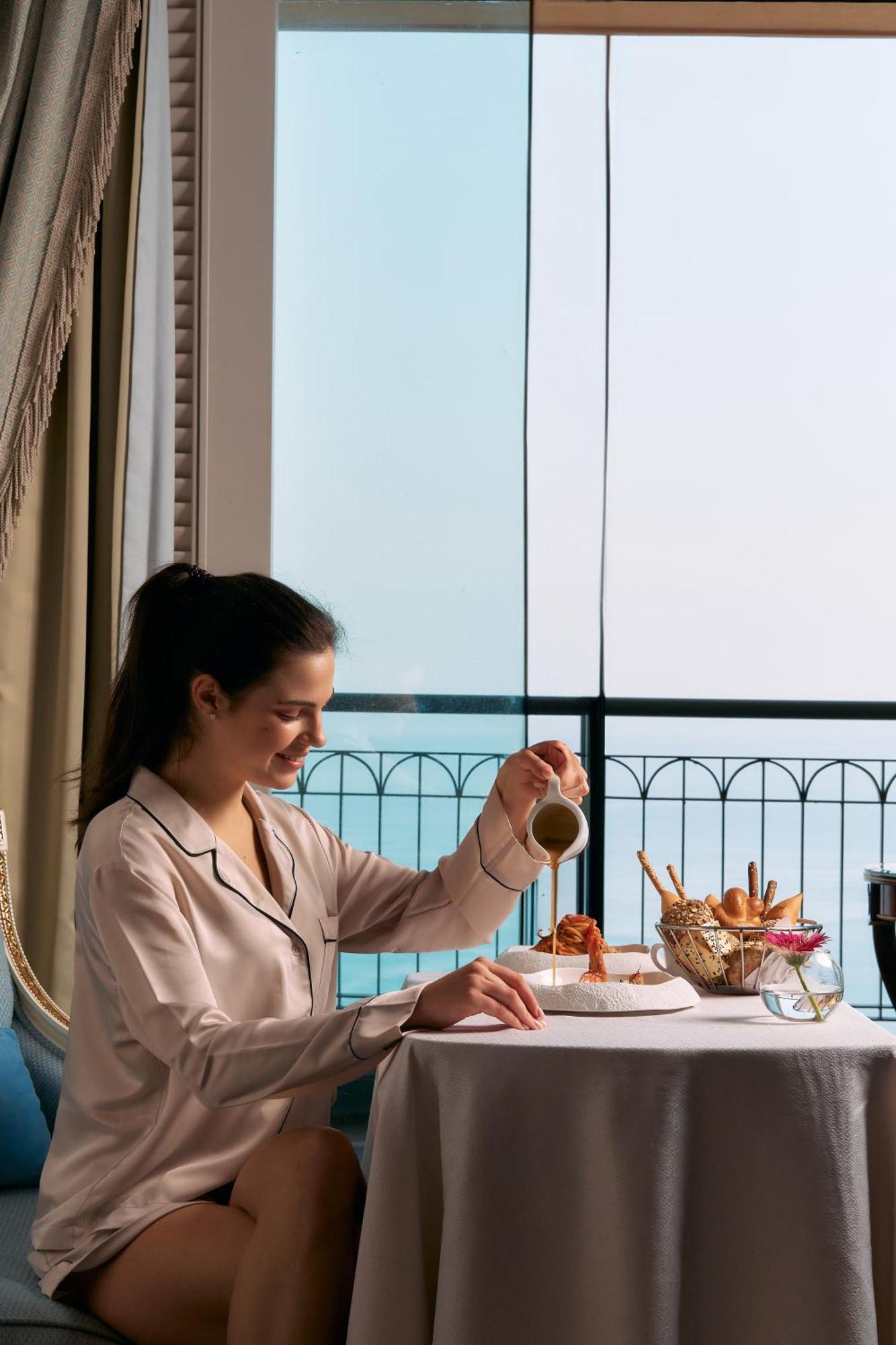 Four Seasons Hotel Alexandria At San Stefano Zewnętrze zdjęcie A woman wearing pajamas