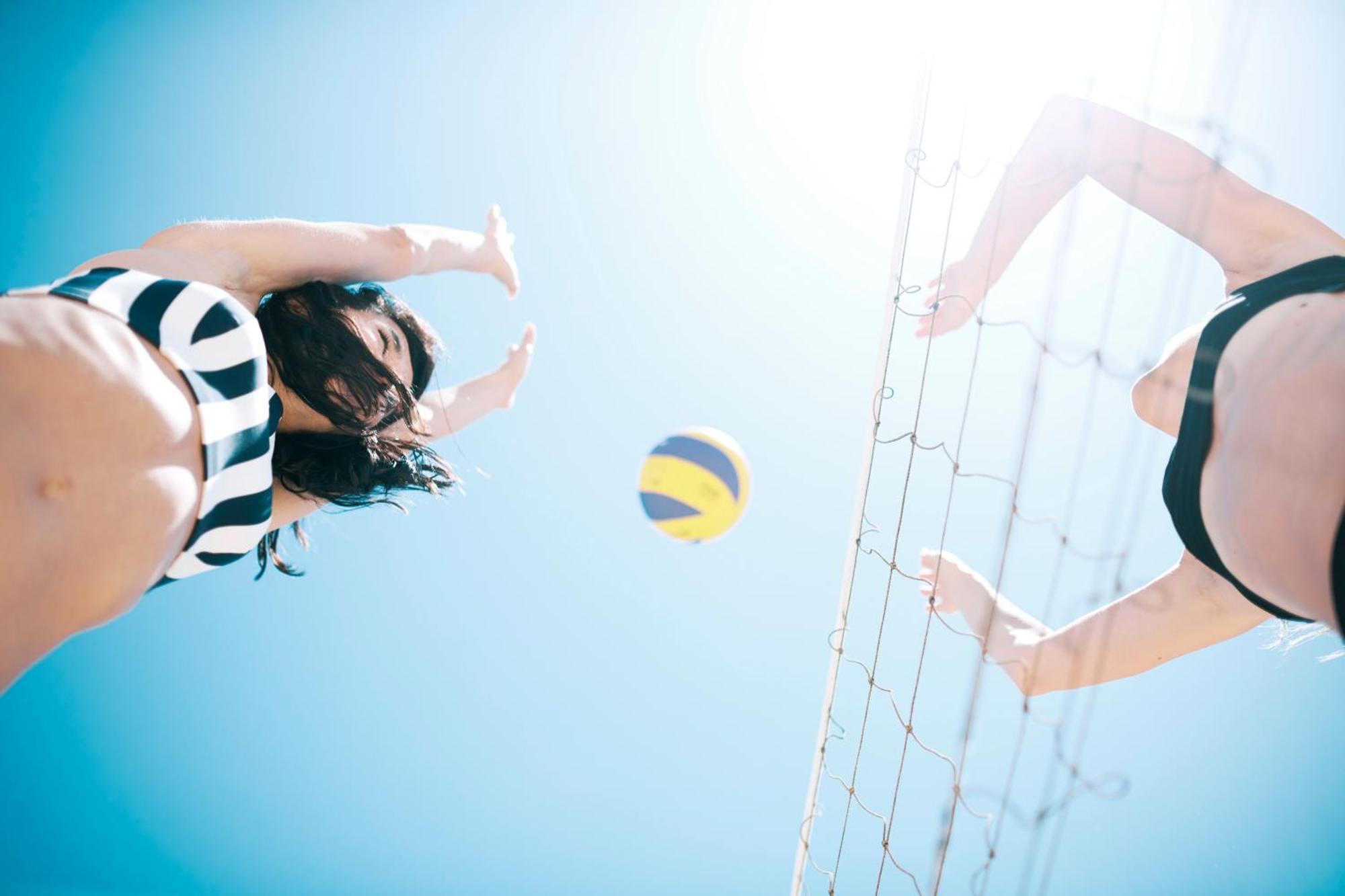 Four Seasons Hotel Alexandria At San Stefano Zewnętrze zdjęcie A player spiking the ball