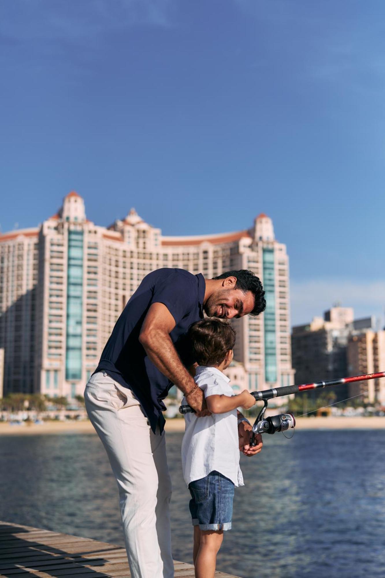 Four Seasons Hotel Alexandria At San Stefano Zewnętrze zdjęcie A father and son fishing in San Diego, California