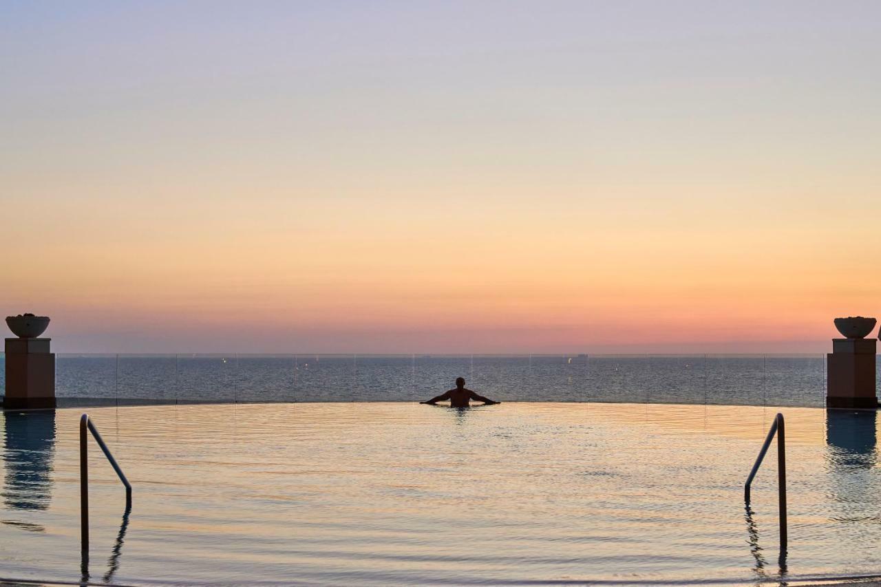 Four Seasons Hotel Alexandria At San Stefano Zewnętrze zdjęcie Sunset at the pool